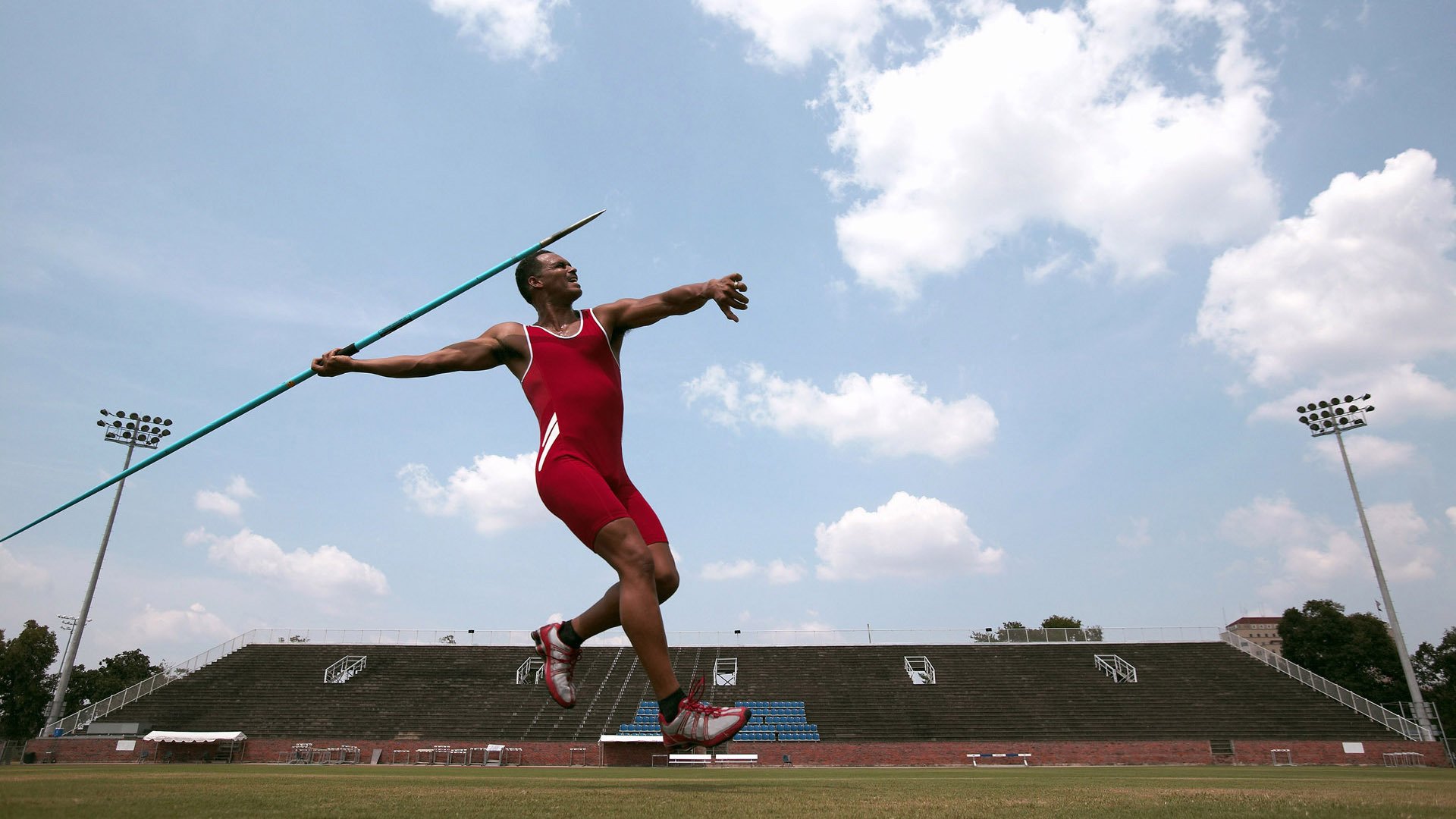 依托互联网平台，打造线上足球社区，线下足球